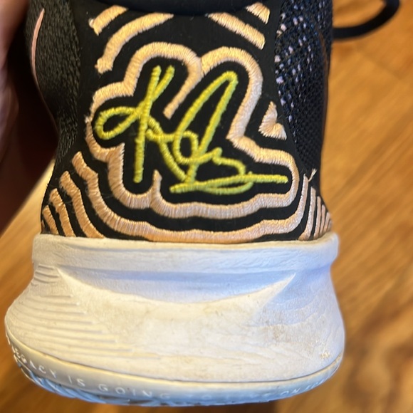 Nike Kyrie black lace basketball sneakers - Picture 9 of 10